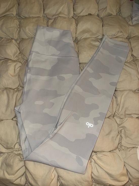 ALO Yoga Pants - ALO Yoga Camouflage Leggings in Light Gray and white